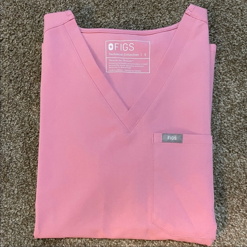 Catarina one pocket scrub top. Chalk pink color.